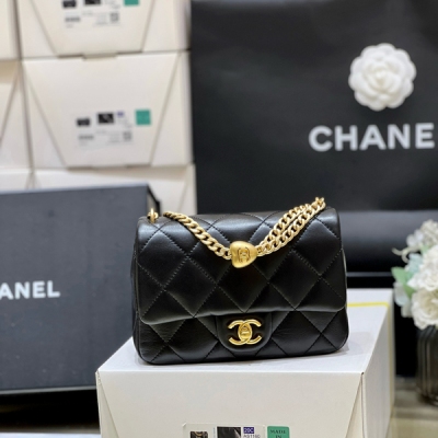 Chanel香奈兒 2025C 早春系列 愛心鏈條方胖子 已經是經典新出了哦，新版本是小羊皮的！愛心調節是真的美，也非常實用 上身超好搭配！超級推薦 原廠正品方框小羊皮 20*14*8cm
