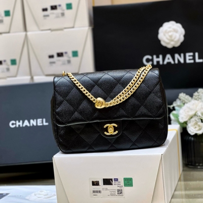 Chanel香奈兒 春夏預告系列 愛心調節扣大爆款荔枝皮方胖子 無疑又是溢價款，最火的一款包！專櫃很難買到！愛心調節扣太實用啦，愛心也特別美 可調節款一直都是大爆款，非常百搭，容量大 超級推薦 還是貼心的荔枝牛皮 獨家原廠正品haas荔枝牛