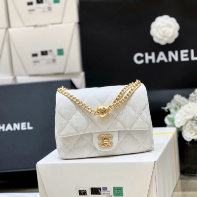 Chanel香奈兒 2025P 春夏預告系列 愛心調節扣大爆款荔枝皮方胖子 無疑又是溢價款，最火的一款包！專櫃很難買到！愛心調節扣太實用啦，愛心也特別美 可調節款一直都是大爆款，非常百搭，容量大 超級推薦 還是貼心的荔枝牛皮 獨家原廠正品h