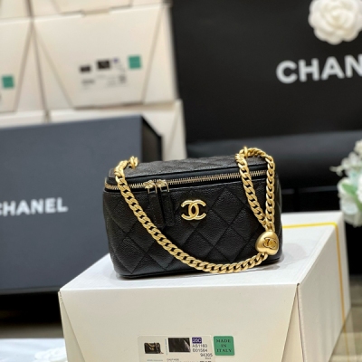 Chanel香奈兒 2025P 春夏預告系列 愛心調節扣大爆款長盒子 愛心調節扣太實用啦，愛心也特別美 長盒子無需介紹，一直都是大爆款，容量大，翻蓋還自帶化妝鏡，非常貼心 推薦 獨家原廠haas荔枝牛皮 尺寸17cm