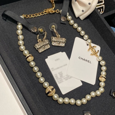 Chanel香奈兒 新款分享 黑琺瑯金色雙c珍珠短項鍊 兩片半顆的珍珠中間夾著一層黑色琺瑯且巧妙的採用黑色繩子做穿引 將香奈兒的經典黑白風格拉滿 精緻貴氣又百搭 無論單戴或疊戴都美的無可挑剔 給穿搭賦予不同的靈感