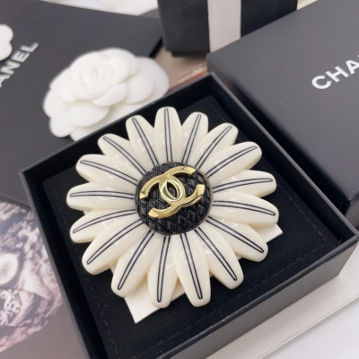 Chanel香奈兒 向日葵胸針 中古款送包裝特別定制的亞克力！報廢率巨巨巨高花蕊跟花朵是分件的巨重工！仔細看花瓣是錯落有致的！工期巨巨巨長！珍惜僅有的一點現貨非常推薦！“流行稍縱即逝，風格永存”這就是Vintage的魅力！可遇而不可求這句話