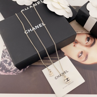 Chanel香奈兒 小方粒項鍊，2025早春最新款絕美系列！全網首發！老規矩先到先得！淺金黑，銀白，兩個顏色送包裝時尚又簡約，又很有創意的設計，非常仙，非常柔美，落落大方！因為極其簡單的設計，越是要做好，才有那種復古港風味道出來，一股中古風