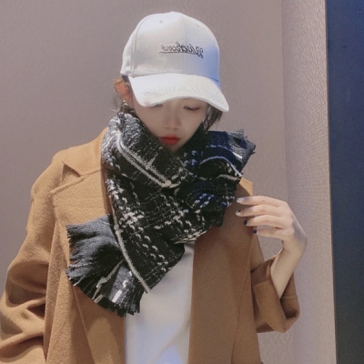 Chanel香奈兒 搭配利器 香奈兒系列貨 專供vip 產品 頂級蘇格蘭進口綿羊毛 紋路織法使圍巾賦有彈性且柔軟親膚 無比的高貴優雅 知性的款式 簡潔大氣的設計 絕對的不是花裡胡哨的款式 絕對的是小眾產品 不是誰都懂的它的好 絕對的品味生活