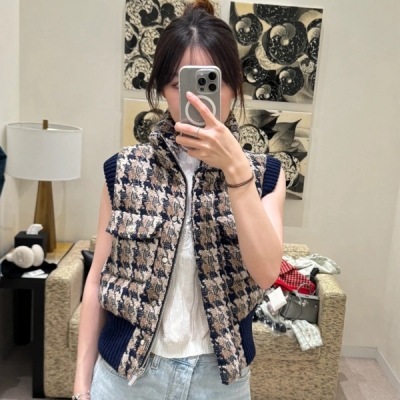 Chanel香奈兒 2025秋冬滑雪系列新款紅棕色編織撞色粗花呢格紋高領拼接羅紋拉鍊羽絨服馬甲出貨進口90羽絨填充夾克外套版型實穿很颯定制開模電鍍拉鍊頭金屬按扣上身雙口袋全面對版 定織山茶花提花裡襯 版型寬鬆不挑人 現貨36/38/40 頂