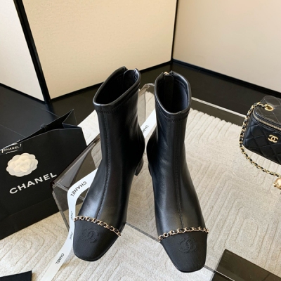Chanel香奈兒 小香官網新品鏈條彈力短靴，秋冬衣櫥中任意場合都是適用百搭，5cm跟高走路不累腳，彈力羊皮包裹一級棒，腳感很舒服，皮質超級柔軟。原版鞋型非常修飾腳型，鞋面原版彈力羊皮，內裡羊皮，義大利進口真皮大底，Size 35-40（3