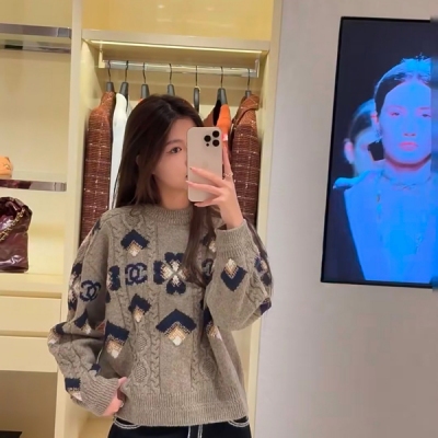 Chanel香奈兒 2025 coconeiga 滑雪系列 四葉草提花針織毛衣 精緻撞色提花 寬鬆慵懶的版型 上身時髦又好看 隨意搭配牛仔褲都是很少女的look 日常百搭的爆款屬性 SML