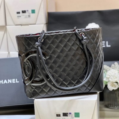 Chanel香奈兒 至尊版本 純原廠 經典萬年款中古康鵬tote 經典中的天花板，專櫃早已絕版 目前中古店也是稀缺！這只托特太適合通勤了 經典又耐看 超級大容量，推薦 皮料：歐洲原廠正品Bodin joyeux 小牛皮 貨源稀少，經常容易斷