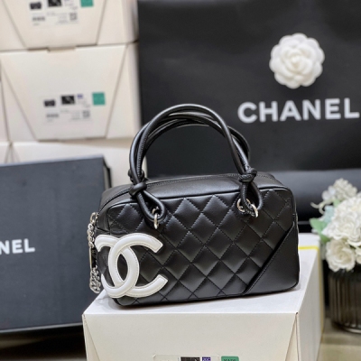 Chanel香奈兒 至尊版本 純原廠 經典萬年款中古康鵬枕頭包 經典中的天花板，專櫃早已絕版 目前中古店也是稀缺！實物確實耐看精緻，非常好搭配！容量也超級大，推薦 皮料：歐洲原廠正品Bodin joyeux 小牛皮 貨源稀少，經常容易斷貨，