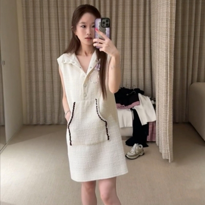 Chanel香奈兒 2025C早春新款重工高領定制金屬按扣連帽無袖粗花呢內襯山茶花 綢緞雙口袋連衣裙出貨自帶慵懶隨性和活力感舒適廓形包容性強 上身輕鬆駕馭 面料高級細膩質感超好 明星走秀同款穿搭 定制開模電鍍五金按扣 可休閒可優雅，現貨36
