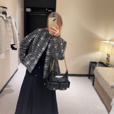 Chanel香奈兒 2025早春新款立領拼接手工定制粗花呢 字母金屬暗扣雙口袋雙排扣外套出貨高品質單品早春黑白撞色系 氛圍感十足超級實穿好搭配 美膩又吸睛 高級感滿滿定制紗線開模金屬輔料 實物質感超級好 單色現貨 36/38/40