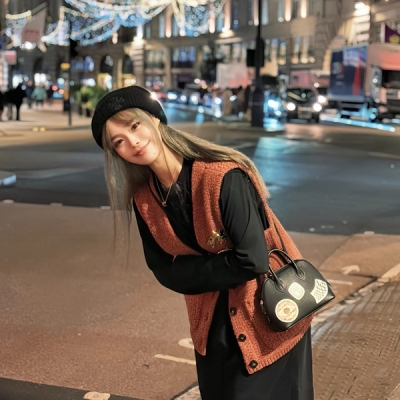 Chanel香奈兒 2025早春新款深棕色粉色定制進口羊絨羊駝毛紗線字母金屬扣雙口袋針織外套出貨高品質單品秋冬美拉德色系 氛圍感十足超級實穿好搭配 美膩又吸睛 高級感滿滿定制紗線開模金屬輔料 實物質感超級好 單色現貨 36/38/40 頂級