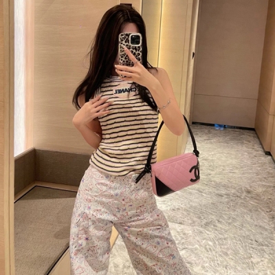 Chanel香奈兒 2025p 條紋針織背心經典細條針織款 標誌性徽標設計 萬能百搭 面料軟糯細膩 質感超舒適 百搭經典款 SML
