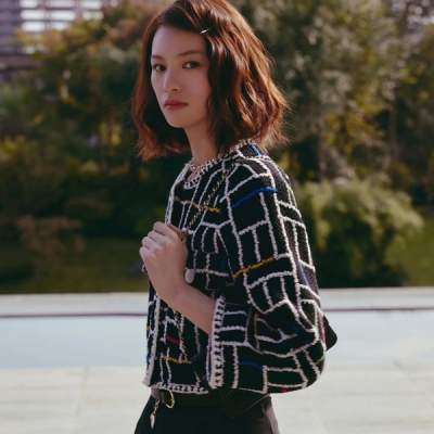 Chanel香奈兒 2025春夏新款富家名媛千金黑白彩色格紋粗花呢外套出貨經典黑白撞色彩色 格紋面料 精裁立領單排扣圓領版型 重磅全對格裁剪超級耗料，墊肩細節令整款設計更具有立體感，周正挺括，上身就能感受到搞定的驚豔感，門襟、下擺和袖口對版