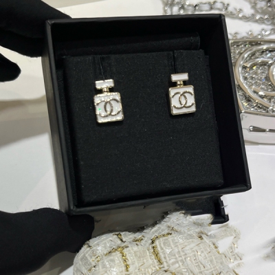 Chanel香奈兒 2025C新款白色香水瓶雙C金色耳釘 淺金色搭配白色亮粉琺瑯工藝香水瓶 優雅可愛極具小香氣質 本季必買 耳釘很mini size 日常通勤太愛了 購入原版黃銅材質 琺瑯工藝 頂級版本