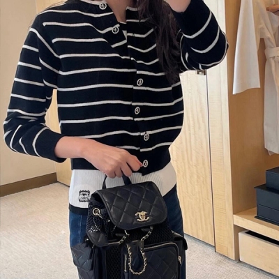 Chanel香奈兒 2025春夏新款立體提花設計圓領羊絨針織開衫出貨定制圖案針法 立體針織設計 賦予高級質感，多巴胺度假氛圍直接拉滿 定制進口紗線針織面料，定制電鍍開模金屬扣 透氣性好，穿著舒適不悶熱 高級100羊絨紗線定制 設計展現了女性
