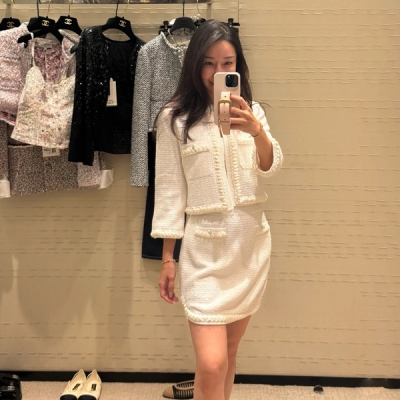 Chanel香奈兒 2025春夏新款定制立體針織工藝桑蠶絲棉質紗線 雙口袋半裙出貨經典口袋設計 優雅氣質單品，立體剪裁版型時髦又高級定制字母扣子 質感超群出席任何大場合都是可以碾壓眾人的一款裙子 完全不挑身材 現貨36/38/40