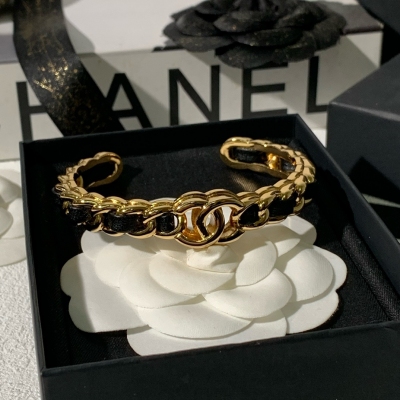 Chanel香奈兒 2025新款分享 雙c手環 大圓環內懸空雙c設計logo刻字 簡約卻又設計感滿滿 上身佩戴存在感強 減齡時髦顯臉小 簡簡單單且非常高級 質感超好