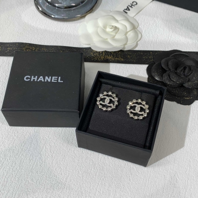 Chanel香奈兒 小香！非常高級清冷感本季度非常適合日常搭配，簡潔耐看永不過時的必入單品！認准我們家出品！