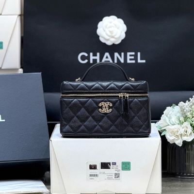 Chanel香奈兒 2025P 春夏預告系列 限量版愛心鑽石飯盒包 黑金太太太好看了吧！這只全球限量鑽石盒子，國內到貨沒幾隻，非常難買 還是經典耐看的造型 容量也非常大 肩帶還可以自由拆卸！超級推薦 原廠正品Haas荔枝小牛皮 14*19*