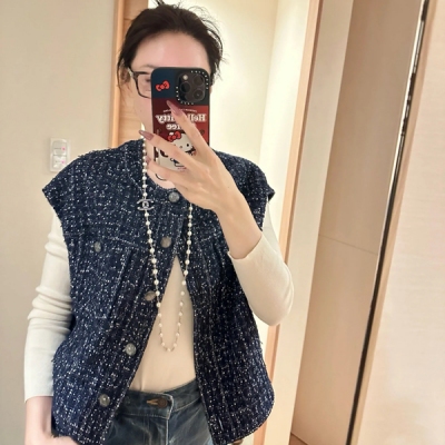 Chanel香奈兒 2025春夏新款編織撞色粗花呢格紋圓領拼接定制金屬扣馬甲出貨進馬甲外套版型實穿很颯定制開模電鍍金屬扣上身立體裁剪全面對版 定織山茶花提花裡襯 版型寬鬆不挑人 現貨36/38/40