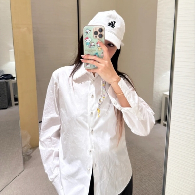 Chanel香奈兒 2025p 白色珍珠襯衣 面料柔軟質地 暗紋雙C字母圖案點綴 展示經典的永恆時尚 常規版型剪裁 線條修長 輕薄的舒適感 定制水鑽扣搭配 滿滿的高級感 SML