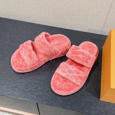 LV路易威登 新款羊毛厚底拖鞋，超舒適的lv厚底毛拖 簡約隨性 時髦有範，慵懶又不乏高級感，最舒適的拖鞋沒有之一，隨意上腳都好看有型，增高保暖 絕絕子單品！鞋面 內裡 墊腳 全羊毛，發泡大底，增高不重 秀長腿