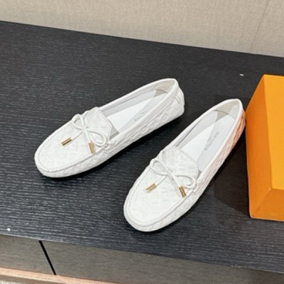 LV路易威登 經典系列休閒豆豆鞋，頂級品質，經典百搭款，精緻的油邊工藝確不繁複，超級耐看，配色更添活力，細節好到爆，上腳非常舒適！鞋面原版老花皮/壓印牛皮/丹寧牛仔布，裡墊絲綢牛皮，耐穿耐磨，頂級品質，原版防滑