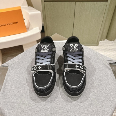 LV路易威登 情侶款必備！LV代購級新色現貨供應！經典全系列！LV Trainer PVC 運動鞋, 每個款式配色都很贊！Trainer的腳感真的非常不錯，驚喜滿滿銀色不斷更新，小紅書網紅情侶紛紛開秀！面料選用