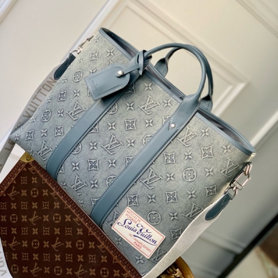 LV路易威登 M22537，免稅版 Week-End Tote 手袋取材 Monogram Washed Denim 帆布，令丹寧布經過水洗、手工噴繪和輕微褪色處理，隨後壓印 Monogram 圖案。充裕容量結