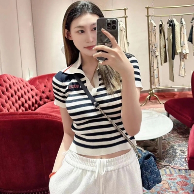 Gucci古馳 2024早秋新款條紋polo翻領撞色字母針織上衣出貨條紋元素簡單但值得反復品味的經典和好看。POLO領子設計，清爽舒適整體寬鬆但不會松垮，舒適自在是它的日常。完美做工品質看細節。現貨SML（重工頂級版本）