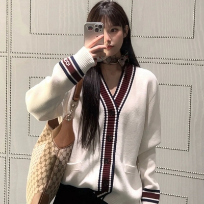Gucci古馳 2024fw 學院風針織開衫 拼接提花 面料紋路清晰 袖口logo字母提花細節到位 上身有型 拼色簡單好搭配 精選面料羊毛成分 柔軟舒適 日常約會都OK SML
