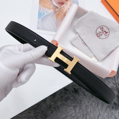 Hermes愛馬仕 經典女士腰帶 寬度2.4CM 原廠EP全粒面掌紋小牛皮（非市場二層皮料）搭配原廠柔軟黑色小牛皮，皮質飽滿，手感Q彈。杜克普斜針走線，品質完美。三色可選 ，扣頭：（純鋼扣 金色 銀色）