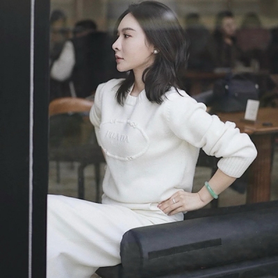 Prada普拉達 2024早秋新款重工圓領提花刺繡字母針織毛衣出貨甜美復古的減齡款 設計寬鬆顯瘦有氣質 精選羊絨羊毛紗線親膚透氣 進口紗線全部定制 簡約百搭很少女心的設計 尺碼SML 頂級版本