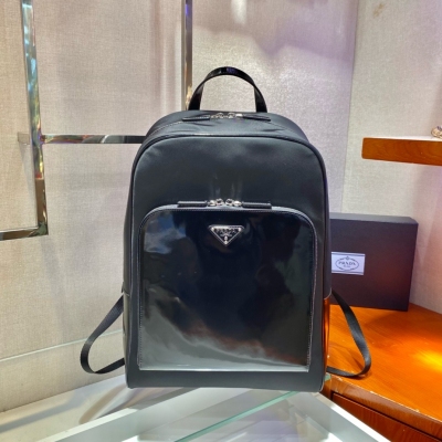 Prada普拉達 新款雙肩背包2VZ084 這款背包採用Re-Nylon再生尼龍材質打造，配有一個空間寬敞的正面口袋，並呈皮革飾邊設計，充滿現代感的材質混搭營造出對比效果。後幅設方便出差放拉杆箱上，非常實用，以品牌歷史上的標誌性元素塑造鮮明