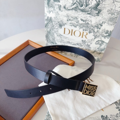 Dior迪奧 Miss Graffiti 圖案腰帶 25毫米光滑牛皮 金色飾面 Miss Dior Grafiti 圖案腰帶扣 內側飾以 Christian Dior Paris 標誌 腰帶固定 牛皮革，黃銅，琺瑯