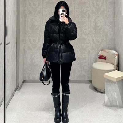 Dior迪奧 2024秋冬新款撞色老花腰帶拉鍊翻領羽絨服外套出貨定制五金配件 整件立體剪裁 全方位精緻做工 面料的細膩程度,肉眼可見的好，隨身而動！老錢花在好的工藝和面料上，才是性價比休閒寬鬆拉鍊廓形，秋冬無敵實用，高級又百搭 單色 36/