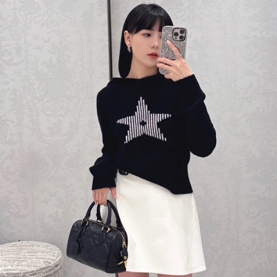 Dior迪奧 2024秋冬新款滑雪限定系列連帽撞色拼接後背提花字母針織套頭上衣出貨冬季氛圍感滿滿經典延續絕對是心頭愛啊，提花字母嵌織 羊毛羊絨針織面料，手感細軟舒適，標誌橫條圖案撞色嵌織，打造滑雪場前衛搶眼的整體造型，頌揚運動中優雅 可滿足