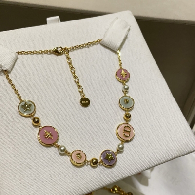 Dior迪奧 今日新品早春新款項鍊 2025年新款D-Luck彩色樹脂圓形項鍊 蜜蜂+星星+CD+四葉草+愛心各種元素 搭配馬卡龍彩色樹脂圓形小紐扣 夢幻少女感拿捏了很甜很vintage質感 正品一致黃銅材質 耳環/手鏈/項鏈