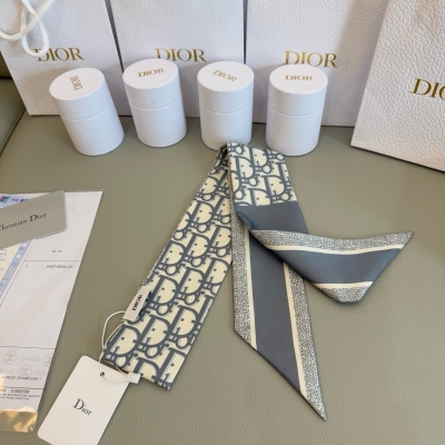 Dior迪奧 束髮帶 新款D字母這款 迪奧Montaigne Mitzah 發帶絲巾從標誌性的 Dior 精品店位址汲取靈感，老花字母配條紋的款式經典，造型修長，兩端尖角設計，背面飾以“CHRISTIAN DIOR”標誌提花橫條圖案 可與各