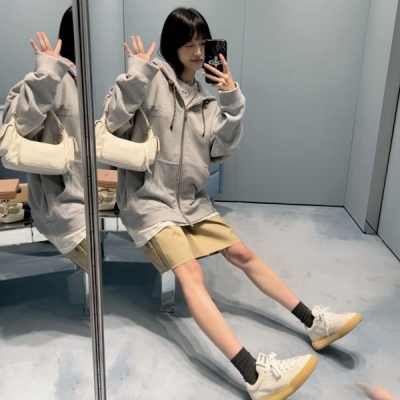 Miu Miu  24早秋新款貼布刺繡字母圓領抽繩衛衣連帽拉鍊外套出貨定制純手工抽繩工藝。氣質少女風寬鬆版設計減齡甜美氣息。定製版型上身巨顯瘦學院減齡風！上身美的不要不要的！單色36 38 40