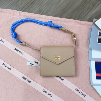 Miu Miu 新款信封腋下小包包，頂級進口小牛皮，肩帶別具一格，秀款限定彩色綁帶與皮革拼接而成，亮點滿滿，內裡miu標識燙字設置多個卡槽，使用方式多樣，可腋下背，可做手拿包，可做錢夾，亦可掛大包上當配飾，尺寸：10.5X9X2cm，配原版