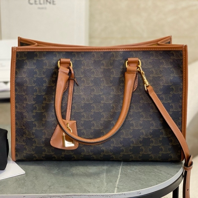 Celine 橫版托特小號 新款橫版托特對比以前的豎版更加實用，容量超出你的想像，筆記本、雨傘、化妝包統統吃得下 可譽稱為性價比之王！自重不重，原廠進口牛皮搭配定制老花主料，為你遮風擋雨絲毫不嬌氣！SIZE:35*22*7CM