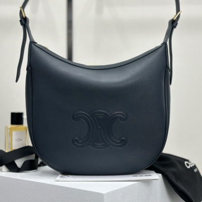 Celine HELOISE柔軟岩石灰牛皮革手袋 採用進口原廠皮，岩石灰 更加知性成熟、進口原廠皮材質質感很好，牛皮革 牛皮絨面革襯裡 採用設計上身重量輕。肩背 拉鍊開合 強烈推薦 SIZE: 30*28.5*8CM
