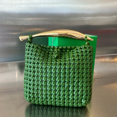 BV Bottega Veneta 新款沙丁魚編織包。Sardine手袋採用頂級nappa小羊皮田字編織法而成，彰顯對品牌工藝的傳承，與創新性繆斯黃銅手柄 形成強烈的對比，精緻的工藝讓每個提手都獨一無二，打造出包款珍貴的雕塑感 而且每一隻手