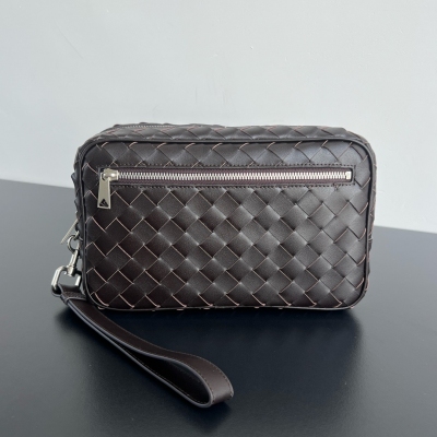 BV Bottega Veneta 新款 男士腕帶手拿包 可以掛在手腕上的手拿包就是方便 採用義大利牛皮革，耐磨耐用有質感，拉鍊開合 內裡一個單隔層 一個皮革飾片和6個卡位，安全又方便，手腕帶可拆卸 可手拿可夾腋下或者掛在手上，時尚感直接拉