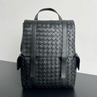 BV Bottega Veneta 新款男士雙肩包，超級受歡迎 採用細軟的小牛皮純手工編制 編織緊密規律，紋理立體，低調中彰顯品位隱藏式磁扣開合與多隔層收納，讓商務通勤無縫切換，內裡採用帆布耐磨耐造，強烈推薦給追求時尚又實用的兄弟們，絕對不