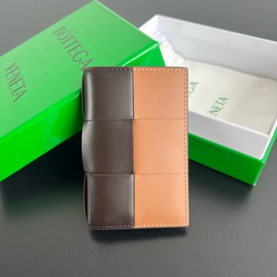 BV Bottega Veneta 新款大編格卡包 卡包是所有人群必不可少的隨身帶 包身由牛皮製成 質感柔滑 她擁有6個卡槽位置 中間還有隔層可以放點錢，很輕便的一款卡包 現在背的包包越來越小 一個卡包就能滿足所有 同時還擁有很多顏色選擇