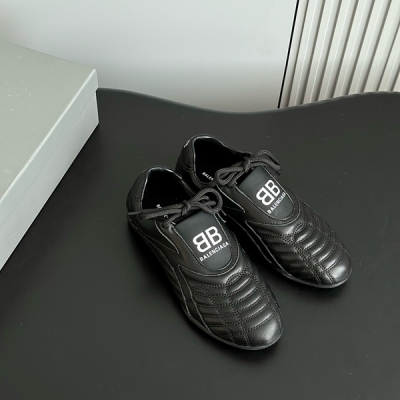 Balenciaga巴黎世家 2024新款BB芭蕾棒球鞋情侶款休閒鞋 舒適度拉滿，它真的很芭蕾，冷門但上腳很驚喜，穿長筒襪也好好看。鞋面採用進口原版羊皮，透氣網內裡，私模耐磨防滑橡膠大底。Size:35-45（40訂做）