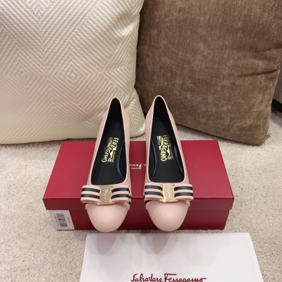Salvatore Ferragamo SF菲拉格慕 條紋俏皮蝴蝶結方跟單鞋，菲拉粉絲的又一心頭好，啞光小牛皮材質高級感滿滿配上出挑條紋更顯氣質，版型非常修腳集優雅與舒適度於一身！鞋面進口頭層小牛皮，內裡墊腳舒適羊皮，原版筒扣鍍K金扣頭+進